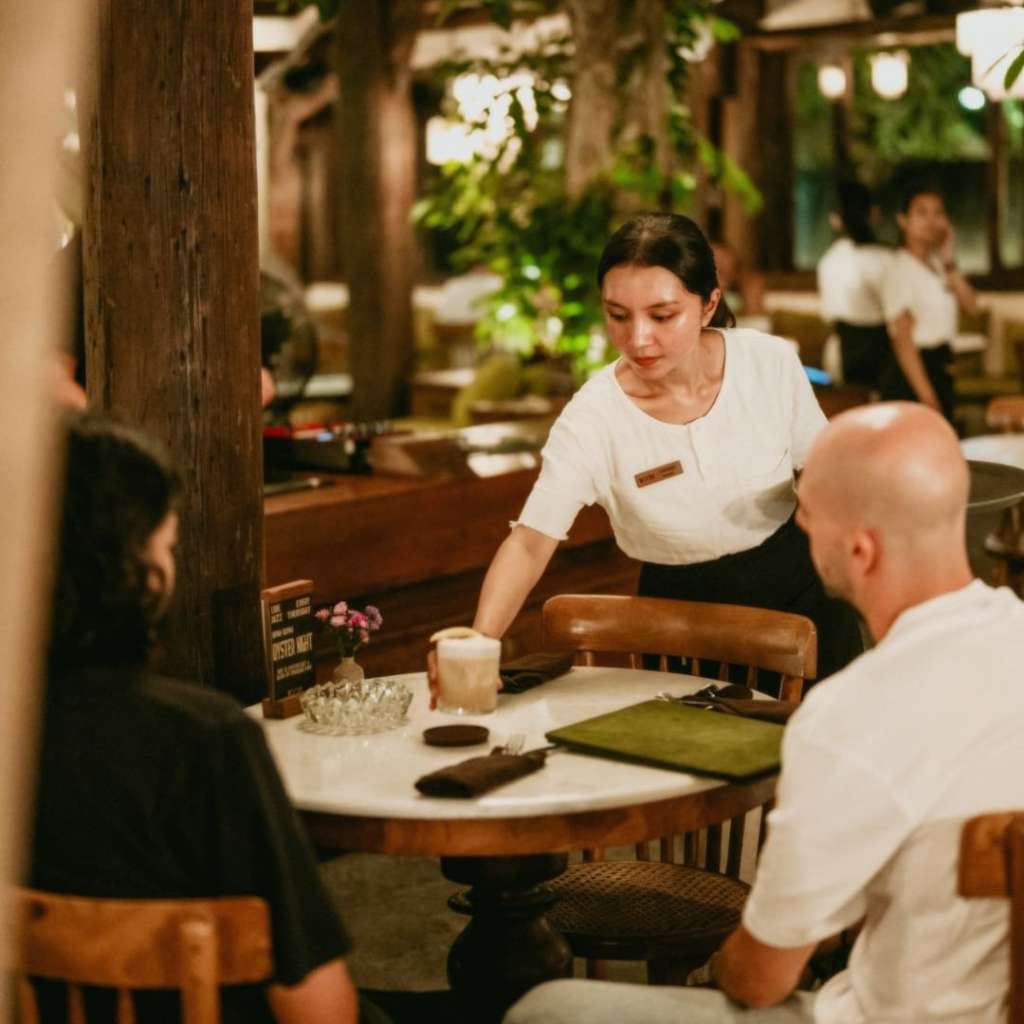 waiter serve food in a cafe pererenan bali