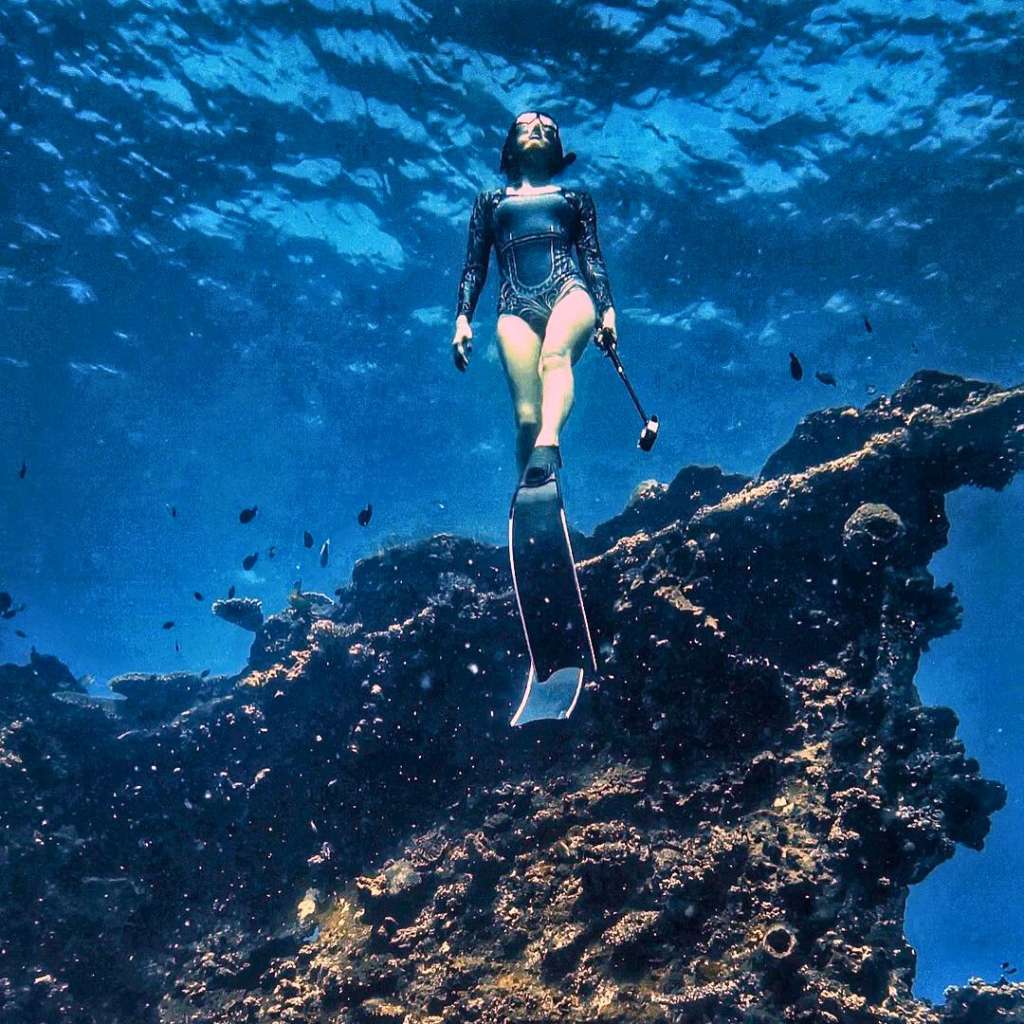 a tourist enjoy bali snorkeling