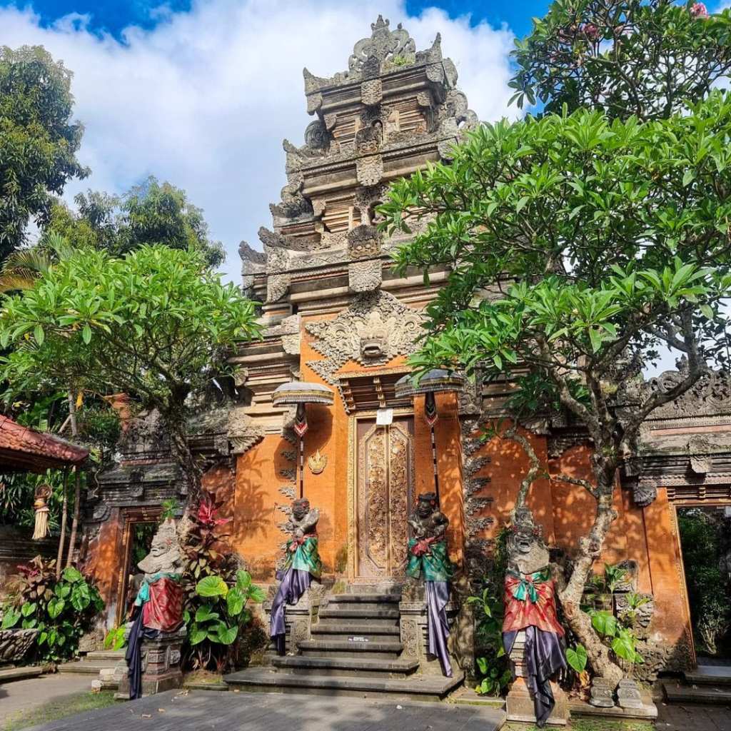 gate of ubud palace