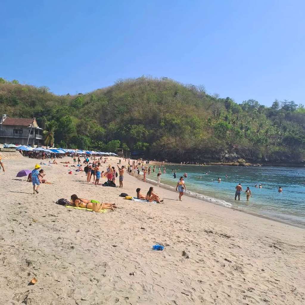 beach relax at crystal bay nusa penida