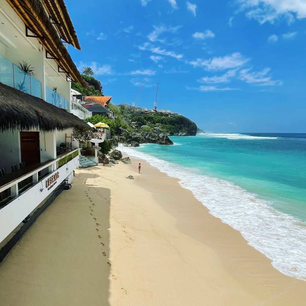 beautiful bingin beach in uluwatu for chill